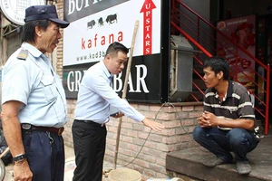 Dân tự tháo dỡ phần vi phạm vỉa hè 