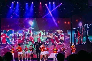 ‘Ông Tây’ yêu bóng đá