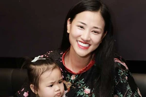 Maya không chịu ngồi yên làm mẹ đơn thân