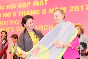 Chủ tịch Quốc hội gặp mặt các nữ đại sứ tại Việt Nam
