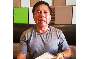 Con bị kiện, tòa cấm cha xuất cảnh 