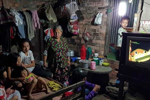 Gia đình 17 người nghèo xơ xác bên dòng kênh đen