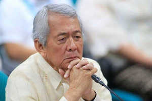 Ngoại trưởng mất chức vì nói dối về quốc tịch