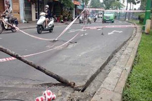 Kinh hoàng sụp cống dưới kênh Nhiêu Lộc