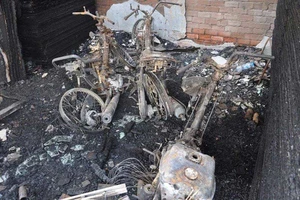 Cháy nhà, 4 người trong gia đình tử vong 