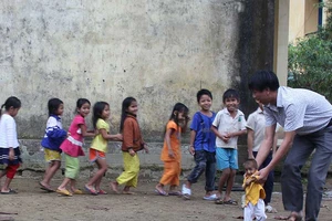 Quảng Ngãi: Thầy giáo ‘liều’ đưa học sinh đi nội trú