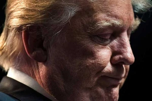 Sắc lệnh của ông Trump bị chặn: ‘Gậy ông đập lưng ông’