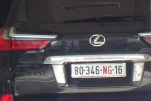 Giám đốc doanh nghiệp đi xe biển số ngoại giao