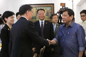 Philippines vừa đối phó vừa làm ăn