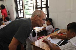 Ông Tây dạy tiếng Anh và sở thích ánh nắng đặc biệt 