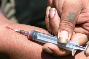 Cần làm gì khi bị rạch da, giẫm phải kim tiêm?