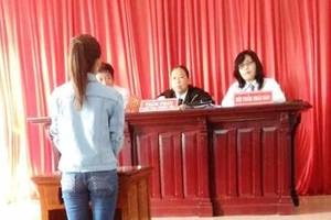 Chủ tọa: 'Chị quá giỏi, tòa phục chị luôn'