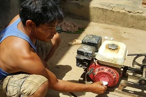 Thêm một xã tráo máy phát cho dân nghèo