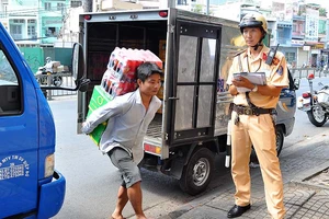 Vào Chợ Lớn truy ô tô dừng sai, đậu bậy 