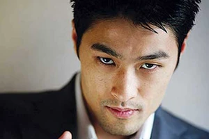 Johnny Trí Nguyễn bị tai nạn, xe 400 triệu đồng vỡ nát