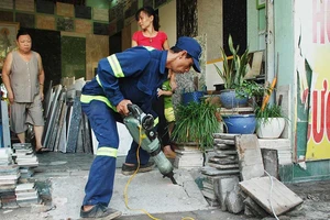 Kẻ khóc, người cười bên cái vỉa hè