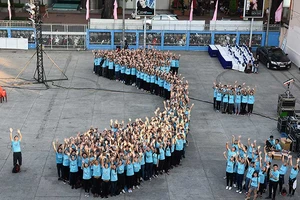 Hàng ngàn bạn trẻ nhảy flashmob kêu gọi tắt điện