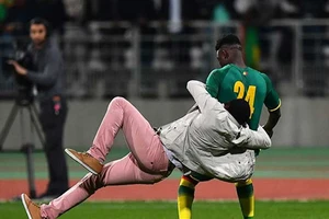 CĐV Bờ Biển Ngà xuống sân quật ngã cầu thủ Senegal