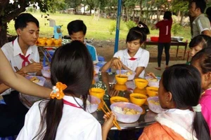 Anh Tám Khỏe giúp học sinh có bữa ‘cơm trưa có canh’