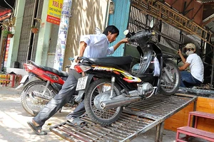 Đập tam cấp: Lỗi chính quyền, dân lãnh đủ