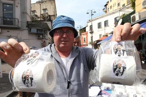 Napoli ‘chào đón’ kẻ phản bội Higuain bằng giấy vệ sinh