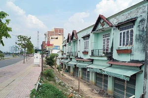 Những căn nhà nhếch nhác trên đại lộ