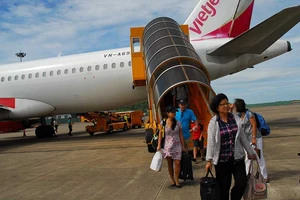 Áp giá sàn, dân nghèo hết mơ đi máy bay