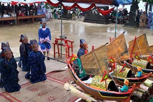 Hàng trăm người đội mưa dự lễ khao lề thế lính Hoàng Sa