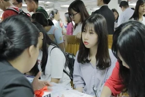 2.000 HS dự ngày hội tư vấn tuyển sinh tại ĐH Hoa Sen