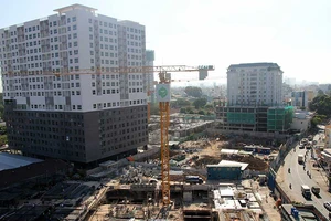 Cao ốc tới đâu, kẹt xe tới đó