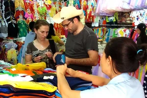 Tiểu thương ‘chém’ tiếng Anh như gió