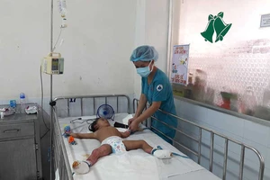 Đạp phải đống rác cháy, bé gái bị chín đôi chân