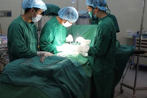 Tái tạo dạ dày mới cho bệnh nhân ung thư 63 tuổi