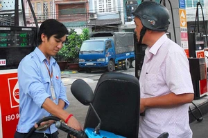 Tăng thuế xăng lên 8.000 đồng/lít: Hãy thương dân! 