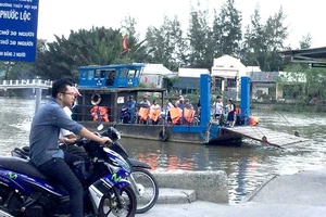 Người Sài Gòn xếp hàng chờ đò qua sông