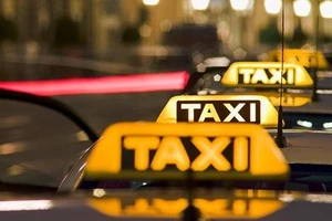 “Cuộc chiến” giữa taxi truyền thống với Uber, Grab