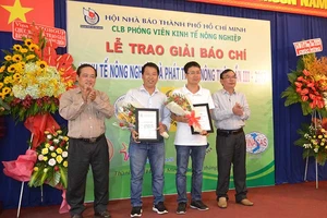 Báo Pháp Luật TP.HCM nhận 2 giải báo chí 