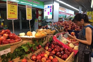 Giật mình với táo Mỹ siêu rẻ đổ đống ở siêu thị Việt 