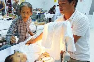 Chui gầm tàu hỏa, bé 32 tháng tuổi bị cán gãy chân