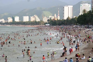 Lấn vịnh Nha Trang để bờ biển rộng hơn (!?)