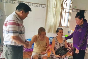 Nghe bước chân người, cụ già mừng quýnh