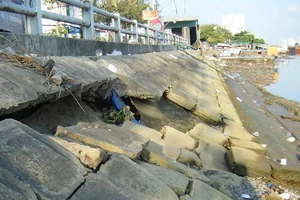 Nguy hiểm khôn lường khi bờ kè bị sụt lún