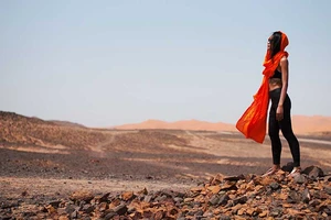 Cô gái hát rap với Obama lại một mình đến Sahara