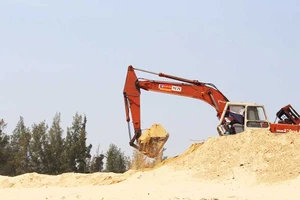 Phá rừng phòng hộ làm sân golf, quá nhiều bất ổn