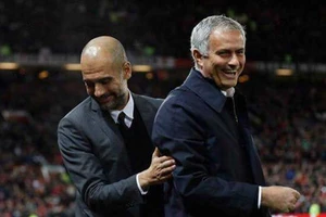 Thành Manchester tranh nhau vé Champions League