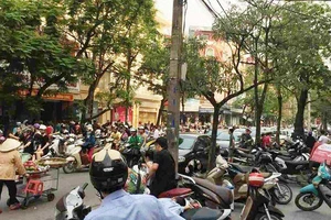 Phường xén vỉa hè làm bãi xe, dân phản ứng