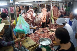 Thịt heo Việt Nam rẻ nhất thế giới, ai hưởng lợi?