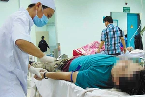 Bác sĩ mệt phờ râu với bệnh nhân ‘lạ’