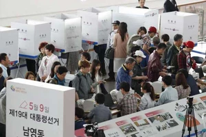 Dân Hàn Quốc bỏ phiếu sớm bầu tổng thống mới