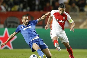 ‘Bà đầm già’ thách thức ‘kền kền trắng’